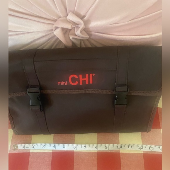 Chi hair styling with travel case super cute and spacious - flat iron - Picture 4 of 10